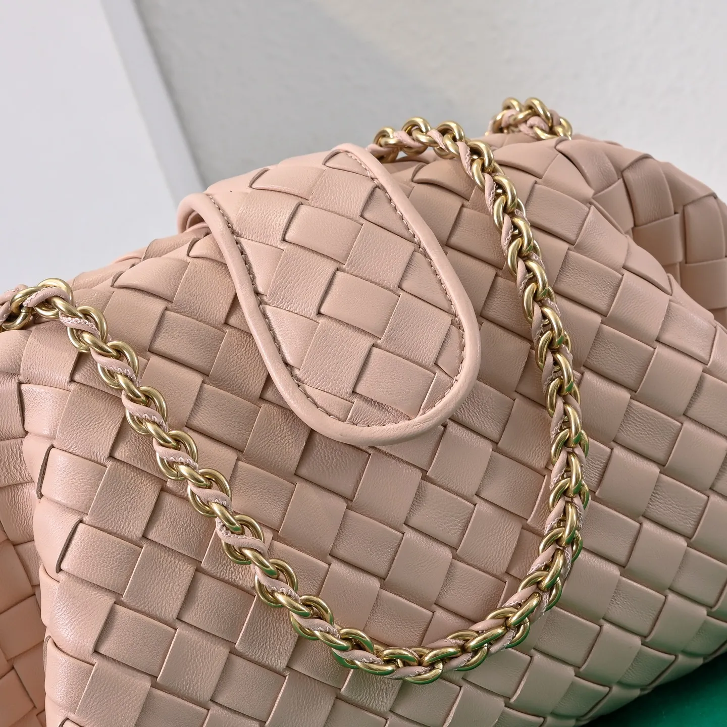 Batch 2260 Bitters Venetia 2024 summer series brings Lauren 1980 handbags back to the public eye. The design of the bag is inspired by ancient Roman architecture. It uses the brand's iconic Intrecciato lambskin woven bag body with a hard frame. No logo can be seen on the whole bag. It is equipped with a leather woven metal chain. When using it as a clutch, just put the chain directly in the bag ~ showing an elegant and timeless style. Decades later, when Lauren Hutton once again walked on the Bottega Venetia spring and summer show with this bag, the charm of the year still remains intact despite the passage of time. Size: 31.5*16.5*11 Style No.: 5807